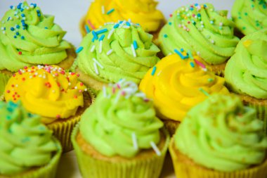 Beyaz krema ile güzel cupcakes 