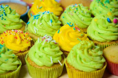 Beyaz krema ile güzel cupcakes 