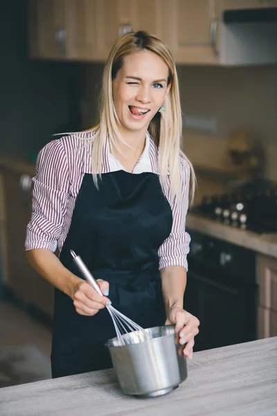 Young woman chef cooking cake in kitchen — Stock Photo, Image