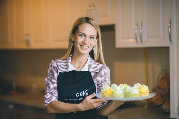 Jovem chef cozinhar bolo na cozinha Imagem De Stock