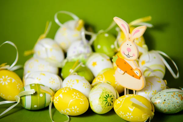 Velikonoční zajíček a vejce — Stock fotografie