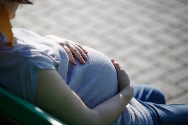 Zwangere vrouwen in park — Stockfoto