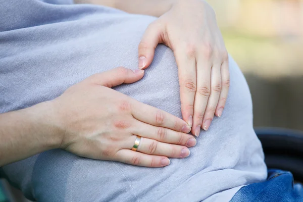 Mulheres grávidas no parque — Fotografia de Stock