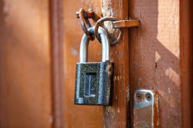 Dizüstü bilgisayarda çalışan genç adam.