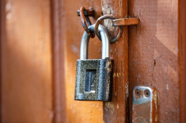 Dizüstü bilgisayarda çalışan genç adam.