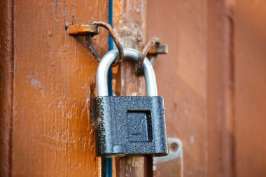 Dizüstü bilgisayarda çalışan genç adam.