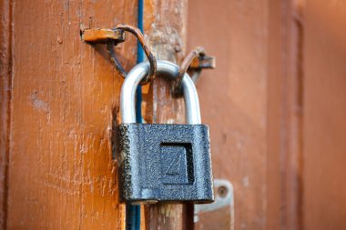 Dizüstü bilgisayarda çalışan genç adam.