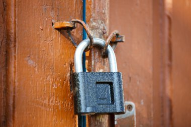 Dizüstü bilgisayarda çalışan genç adam.