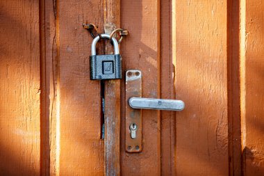 Dizüstü bilgisayarda çalışan genç adam.