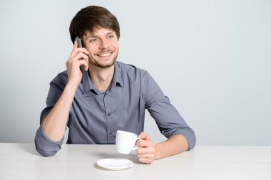 kahve ile telefonda konuşan adam