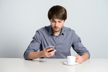 kahve ile telefonda konuşan adam