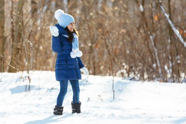 Küçük kız açık havada güzel kış kar günü