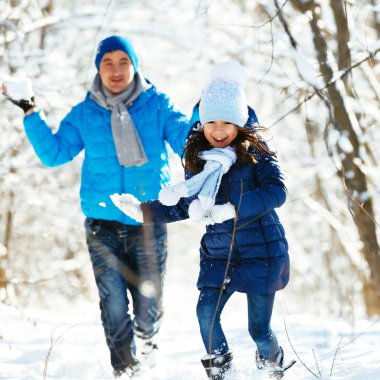 Baba ve kışın karda oynayan kız