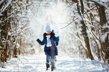 Baba ve kışın karda oynayan kız