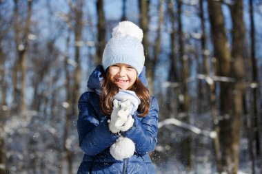 Küçük kız açık havada güzel kış kar günü