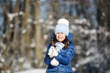 Küçük kız açık havada güzel kış kar günü