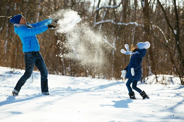 Padre e hija jugando en la nieve en invierno —  Fotos de Stock