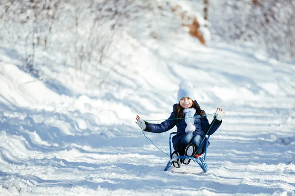 在雪橇上的小女孩 — 图库照片
