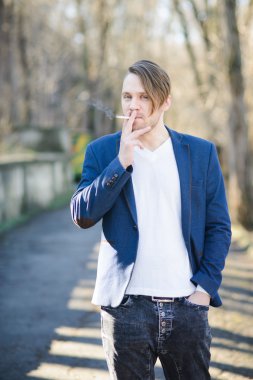 Adam parkta bir sigara sigara