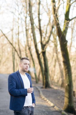 Adam parkta bir sigara sigara