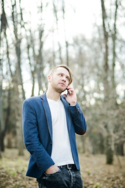 mutlu bir adam cep telefonuna konuşuyor