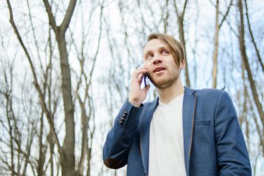 mutlu bir adam cep telefonuna konuşuyor