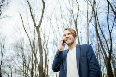 mutlu bir adam cep telefonuna konuşuyor