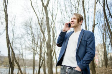 mutlu bir adam cep telefonuna konuşuyor