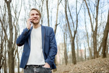 mutlu bir adam cep telefonuna konuşuyor