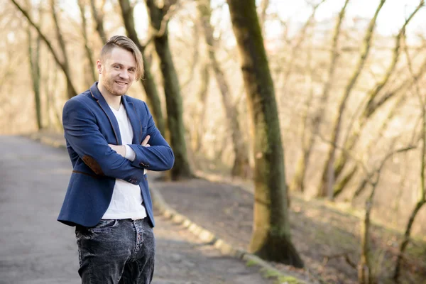 Glücklicher Mann im Park — Stockfoto