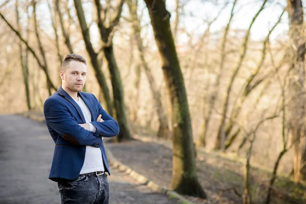 Glücklicher Mann im Park — Stockfoto