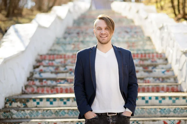 Glücklicher Mann im Park — Stockfoto