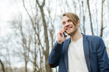 mutlu bir adam cep telefonuna konuşuyor