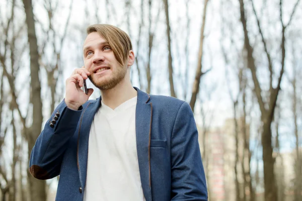 mutlu bir adam cep telefonuna konuşuyor