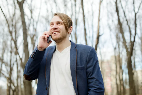 Hombre feliz hablando en el móvil — Foto de Stock