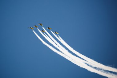 Avia göster mavi gökyüzünde