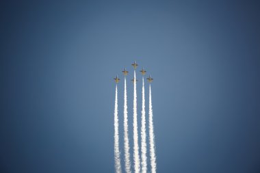 Avia göster mavi gökyüzünde