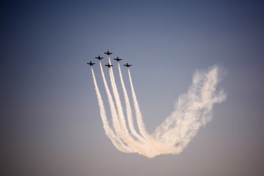 Avia göster mavi gökyüzünde