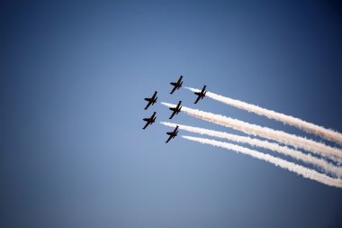 Avia göster mavi gökyüzünde