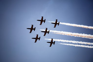 Avia göster mavi gökyüzünde