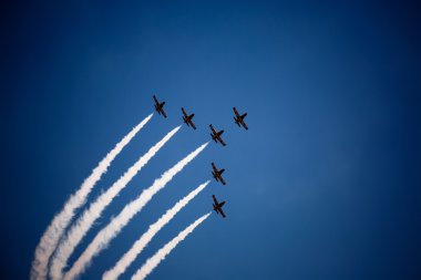 Avia göster mavi gökyüzünde