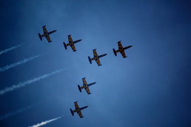 Avia göster mavi gökyüzünde