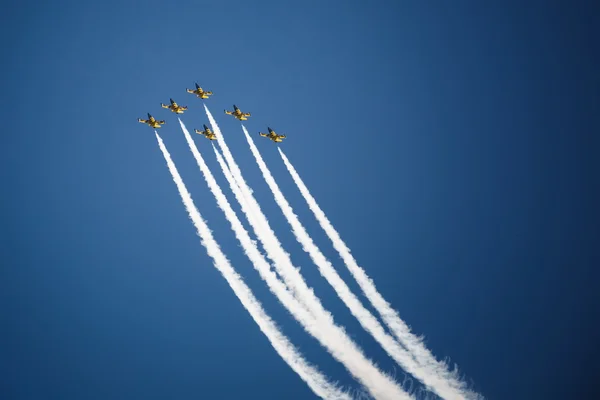 Avia spettacolo in cielo blu — Foto Stock