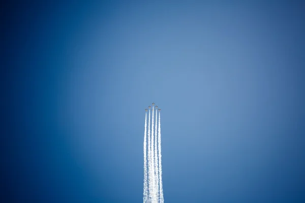 阿维亚显示在蓝色的天空 — 图库照片