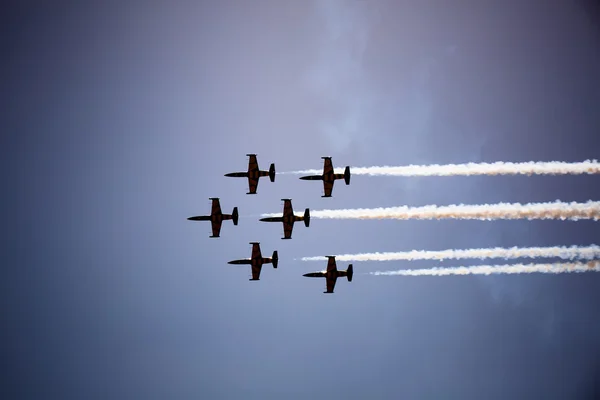 Avia spettacolo in cielo blu — Foto Stock