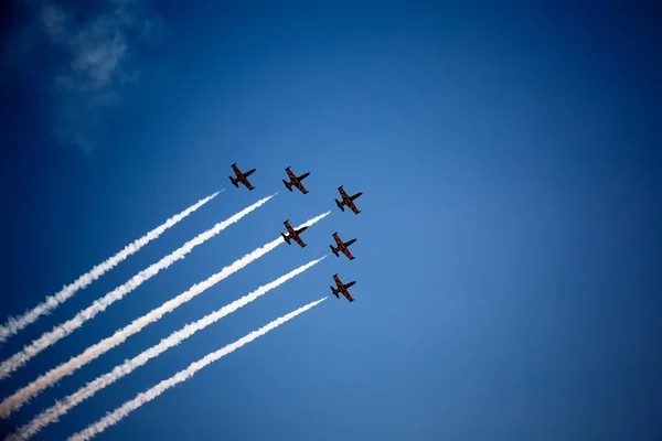 Avia show i blå himmel - Stock-foto