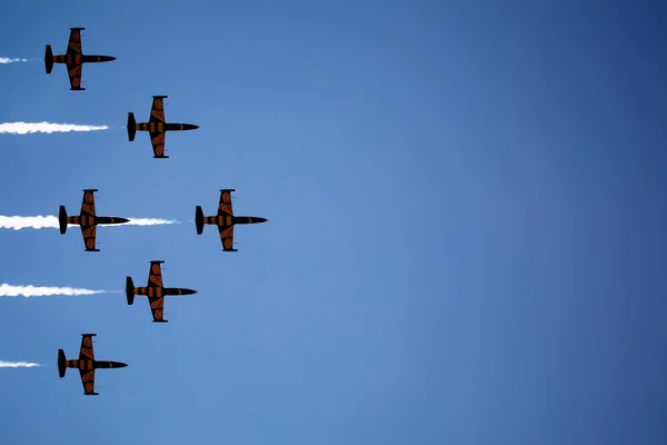 Avia Visa i blå himmel — Stockfoto