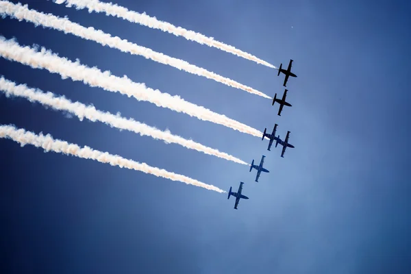 Avia Visa i blå himmel — Stockfoto