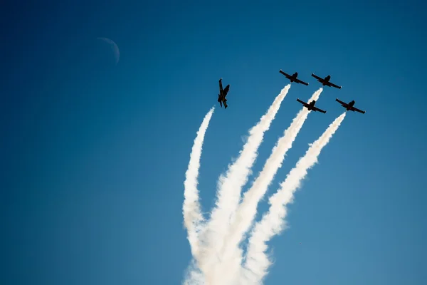 Avia spettacolo in cielo blu — Foto Stock