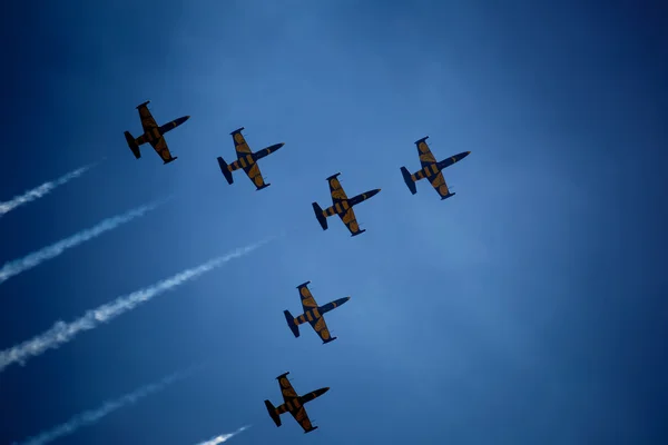 Avia spettacolo in cielo blu — Foto Stock